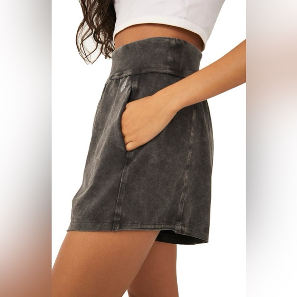 FREE PEOPLE FREE MOVEMENT Hot Shot Harem Shorts Size Medium GUC - Picture 3 of 7